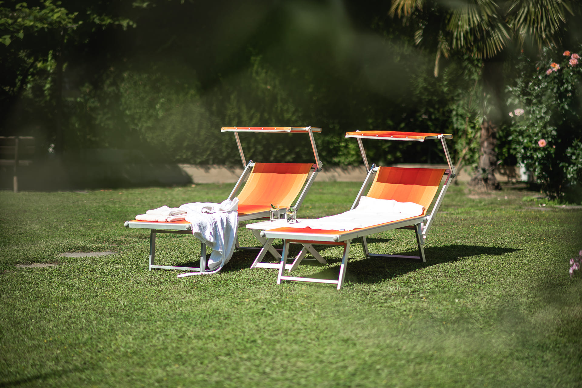 Schwimmer im beheizten Pool im Garten der Pension Weingarten